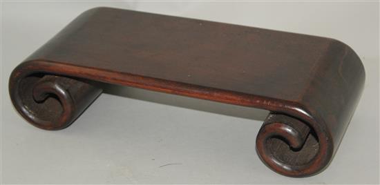 A Chinese hardwood scholars stand, Qing dynasty, 32cm